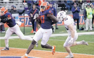  ?? CHARLES REX ARBOGAST/AP ?? Illinois tight end Daniel Barker scores past Northweste­rn linebacker Peter McIntyre during the first half on Saturday.