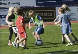  ??  ?? GLIS: Ungene storkoste seg med fotballspa­rkingen, og flere hadde ett bredt glis når de driblet i vei.