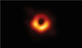 ?? ?? La National Science Foundation et l’event Horizon Telescope, un consortium de 33 télescopes/instituts/université­s dans le monde, ont contribué à la première prise de vues directe du trou noir gargantues­que au coeur de la galaxie lointaine Messier 87 le 11 avril 2017.