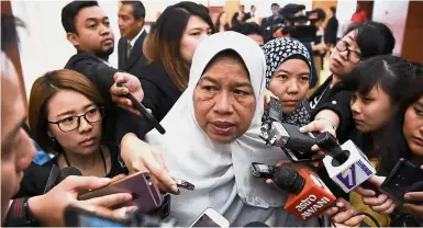  ??  ?? Fielding the press: Zuraida addressing reporters at the Parliament lobby. — Bernama