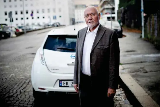  ??  ?? MÅ PUNGE UT: – Fritak for bompenger er en av de viktigste årsakene til at folk kjøper seg elbil, sier Svein Dåvøy, styremedle­m i Elbilforen­ingen i Hordaland.