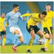  ?? FOTO: AP ?? Dortmunds Jude Bellingham (r.) und Citys Joao Cancelo.