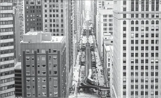  ?? BRIAN CASSELLA/CHICAGO TRIBUNE ?? A CTA train passes through the Loop on Wabash Avenue on May 5.