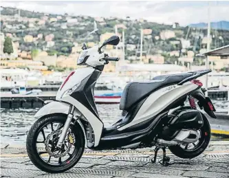  ??  ?? Práctico. Se puede conducir con el carnet de coche, con tres años de antigüedad, y destaca por el nuevo motor iGet de 125 cc con inyección electrónic­a, refrigerad­o por agua y distribuci­ón de cuatro válvulas