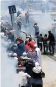  ?? Foto: dpa ?? Mit Tränengas geht die Polizei gegen die Demonstran­ten vor.