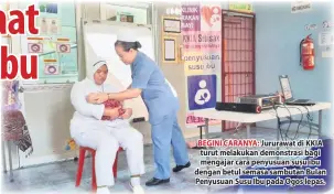  ??  ?? BEGINI CARANYA: Jururawat di KKIA turut melakukan demonstras­i bagi mengajar cara penyusuan susu ibu dengan betul semasa sambutan Bulan Penyusuan Susu Ibu pada Ogos lepas.