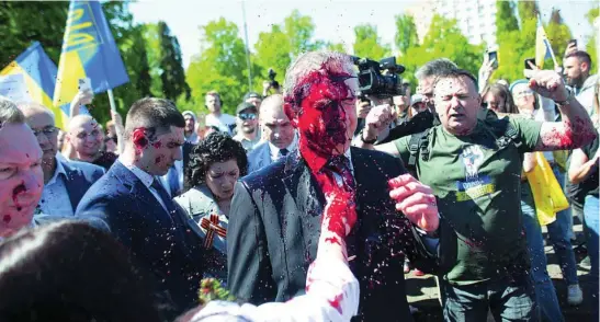  ?? EFE ?? El embajador ruso en Polonia, Sergey Andreev, cubierto con pintura roja en un acto por los caídos