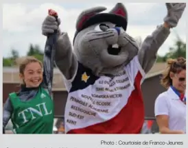  ?? Photo : Courtoisie de Franco-Jeunes ?? Cette membre de la délégation provincial­e aux Jeux de l'Acadie qui se tenaient à Caraquet en 2016 était particuliè­rement heureuse de serrer la pince de la mascotte Acajoux.
