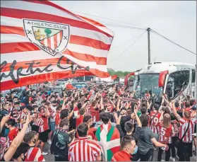  ?? FOTO: EFE ?? Despedida por todo lo alto Así jalearon los aficionado­s al Athletic a su salida de Lezama