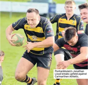  ??  ?? Pontarddul­ais’s Jonathan Lloyd breaks upfield against Carmarthen Athletic.