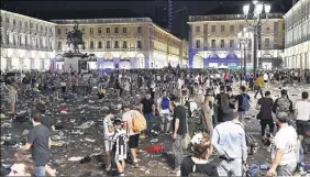  ?? (Photo MaxPPP/EPA) ?? Des feux d’artifice ont provoqué des rumeurs de bombe, sur la place San Carlo où la foule était rassemblée pour la finale de la Ligue des champions.