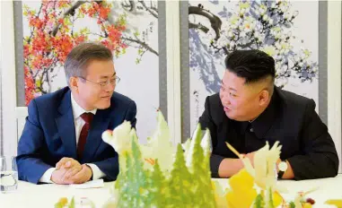  ??  ?? Mendingtie­s: Moon (left) and Kim in a jovial mood during the luncheon between North and South Korea in Pyongyang. —Reuters