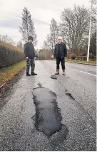  ?? ?? Contentiou­s Local resident Neil Morrison, left, discussing the poor state of pothole repairs with Cllr Grant Laing