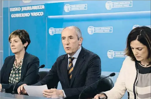  ?? ADRIÁN RUIZ DE HIERRO / EFE ?? El portavoz del Gobierno vasco, Josu Erkoreka, en una reciente rueda de prensa