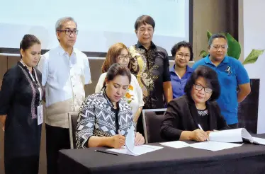  ??  ?? DOT XI’s Tanya Rabat Tan and NCCA’s Marichu Tellano sign the MOA with witnesses DOT Judy Colaljo, DCCII’s Art Milan, Councilor Pilar Braga, DavNor’s Noel Daquioag, DOST’s Elsie Solidum and Sam Sumbiro