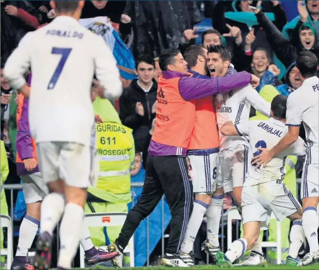  ??  ?? ÉXTASIS BLANCO. Morata marcó y se fue a la banda a celebrar el gol. James, Nacho, Carvajal y Pepe corrieron a abrazarse a él. El Bernabéu explotó también con el gol.