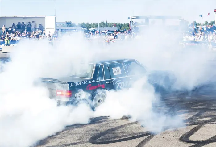  ?? Bild: CHRISTIAN FLODIN ?? DÄCKRÖK. Under Summer Meet på Trestad Center var burnout-tävlingen ett av de populärare inslagen. Bilarna spann i en cirkel och lämnade gummispår efter sig.