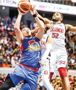 ??  ?? Magnolia Hotshots’ Paul Lee, left, gets smothered on the way to the basket against Alaska’s Simon Enciso and Mike Harris, right, during Game 1 of the PBA Governors’ Cup Finals Wednesday at the Mall of Asia Arena. The Hotshots won 100-84. (Kevin Tristan Espiritu)