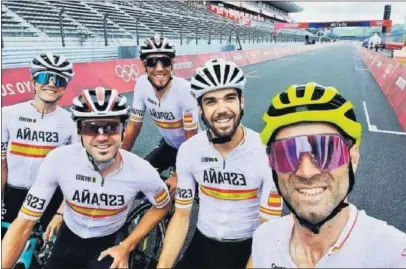  ??  ?? Alejandro Valverde hace un selfie junto a Herrada, Izagirre, Fraile y Ane Santesteba­n.