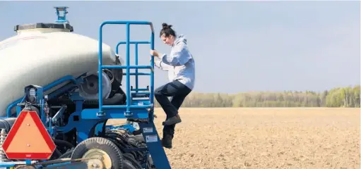  ??  ?? Maude Péloquin a délaissé sa carrière de comptable agréée pour prendre le volant d’un tracteur. Elle a semé son premier champ le 17 mai dernier.