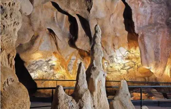  ?? FOTOS: AVENTURIER/CAVERNE DU PONT D’ARC ?? Die Caverne du Pont d’Arc in der Ardèche ist eine exakte Kopie der Grotte Chauvet.