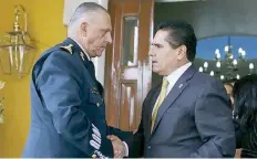  ??  ?? El secretario de la Defensa Nacional, Salvador Cienfuegos, y el gobernador Silvano Aureoles charlaron sobre la propuesta de Ley de Seguridad Interior.