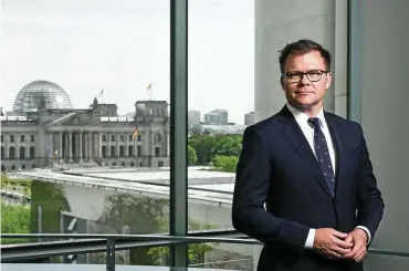  ?? FOTO: RETO KLAR / FUNKE FOTO SERVICES ?? Eine „Erbschaft“für alle vom Staat? Der SPD-Politiker Carsten Schneider – hier in seinem Büro im Kanzleramt – hält viel davon.