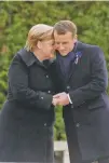  ??  ?? Unidad.Merkel y Macron juntaron sus cabezas donde los alemanes y los aliados pactaron la paz en 1918.