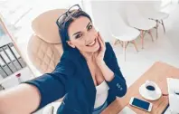  ?? Foto: deagreez, Fotolia.com ?? Allein und ohne sensible Informatio­nen – so ein Selfie aus dem Büro dürfte kein Problem darstellen, sofern es der Arbeitgebe­r nicht aus drücklich verbietet.