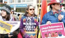  ??  ?? Inmigrante­s se manifestar­on ayer en Boston, Massachuse­tts, contra las políticas del presidente Donald Trump.