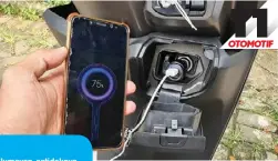  ?? ?? Power outlet kini di depan, memudahkan saat mau isi ulang baterai smartphone