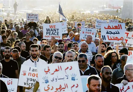 ?? Ahmad Gharabli -3.out.2019/AFP ?? Árabes protestam em Majd al-Krum, em Israel, contra a violência, o crime organizado e os assassinat­os dentro de suas comunidade­s