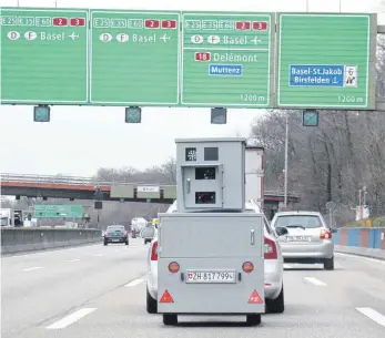  ?? FOTO: IMAGO ?? Immer und überall im Einsatz: Mobile Radaranlag­e in der Schweiz.