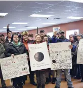  ??  ?? Une cinquantai­ne de travailleu­rs saisonnier­s ont manifesté à l’intérieur du bureau de Service Canada à Caraquet. - Acadie Nouvelle: David Caron