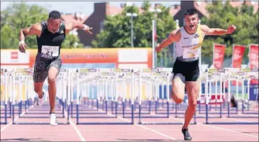  ??  ?? Orlando Ortega (izquierda) se impone por una centésima en los 110 vallas a Asier Martínez en Getafe.