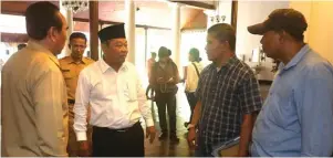  ?? BOY SLAMET/JAWA POS ?? MASIH BERMASALAH: Bupati Sidoarjo Saiful Ilah (tiga dari kiri) menemui perwakilan warga Desa Klantingsa­ri yang menuntut penundaan pelantikan kepala desa pada 9 Mei.