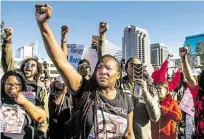 ??  ?? „Black Lives Matter“– „Schwarze Leben zählen“: Demonstran­ten in Memphis und Sacramento