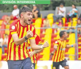  ?? ?? Richart Martín Báez Fruet (23), hijo del exdelanter­o de Olimpia Richart Martín Báez Fernández, festeja su gol, el primero de Martín Ledesma de Capiatá. APF