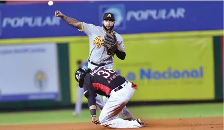  ??  ?? Ronny Rodríguez realiza un pivote a la inicial en busca de realizar una doble matanzas anoche. GLAUCO MOQUETE.