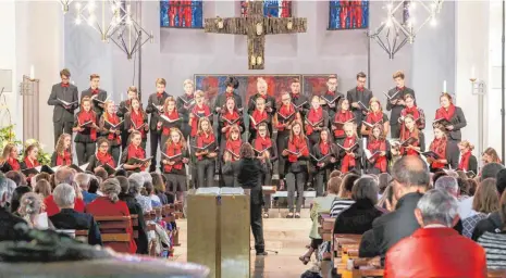  ?? FOTO: THOMAS SIEDLER ?? Der Kammerchor des Wasseralfi­nger Kopernikus-Gymnasiums bot in der Sankt-Stephanusk­irche eine reife Leistung.