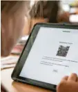  ?? Foto: Bernhard Weizenegge­r (Symbolfoto) ?? Die Stadt Gersthofen hat iPads für die Schulen angeschaff­t. Bedürftige Schüler sollen so beim Lernen zuhause unter‰ stützt werden.