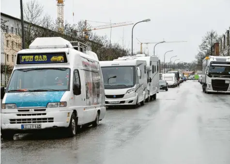  ?? Foto: Bernd Hohlen ?? Die Zahl der Wohnmobile ist in Augsburg in den vergangene­n drei Jahren gestiegen. Oft nehmen sie Anwohnern Parkplätze weg, was zu Konflikten führt.