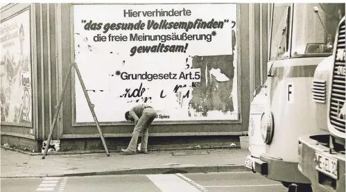  ?? FOTOS: ARCHIV MANFRED SPIES ?? Immer wieder waren die provokante­n Plakatwänd­e von der Zensur bedroht. Manfred Spies antwortete wie hier 1977 auf seine Art.