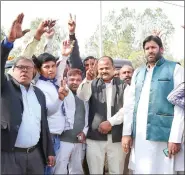  ?? PHOTO: ABHISHEK SHUKLA ?? BSP’s Moradabad Rural candidate, Babloo Saini (black waistcoat) on his way to meet Jats of Kafiyabad.