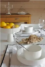  ??  ?? Blanc immaculé. La table dressée reflète l’ambiance chic générale. Sets de table en lin blanc, Harmony ; vaisselle, Serax.