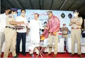  ?? R. PAVAN ?? Home minister Mohd. Mahmood Ali felicitate­s city police commission­er C.V. Anand during the launch of a campaign against drugs in the city on Saturday. —