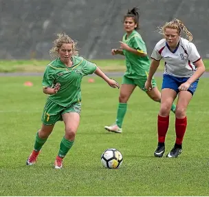  ?? PHOTO: MURRAY WILSON/STUFF ?? Central’s Sophie Crewe, left, looks for options during their national league clash at Memorial Park on Sunday.