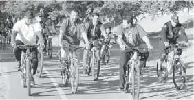  ??  ?? EL ALCALDE ANTONIO Castañeda tomó parte en el paseo ciclista del Cedi.
