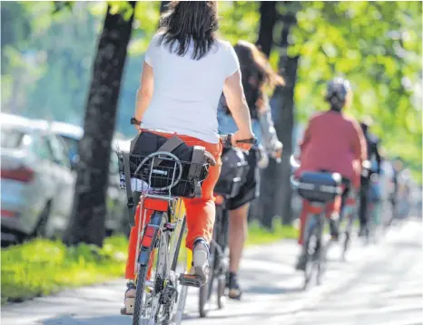  ?? FOTO: TOBIAS HASE / DPA ?? Immer mehr Menschen steigen aufs Fahrrad um. Die Nachfrage nach Drahteseln ist in den vergangene­n Monaten stark gestiegen.