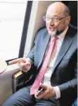  ?? FOTO: DPA ?? Der SPD-Kanzlerkan­didat Martin Schulz in einem Regio-Zug auf dem Weg zu einer SPD-Wahlkampfv­eranstaltu­ng in Lübeck.